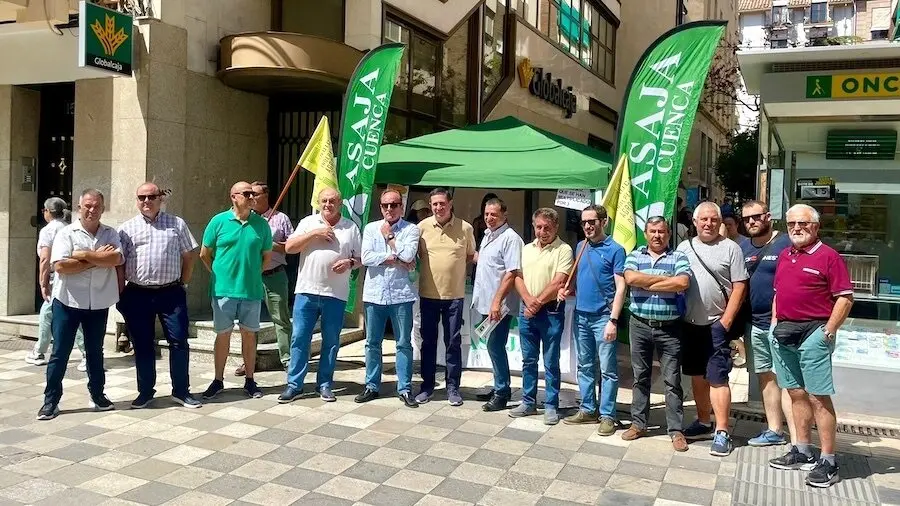 Unas 500 personas firman su apoyo a la petición de precios justos para el cereal