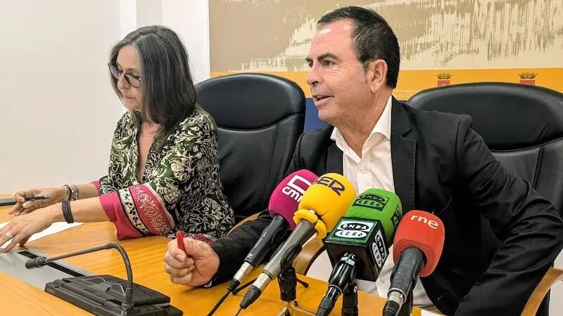 El concejal del PSOE en el Ayuntamiento de Talavera de la Reina (Toledo), José Gutiérrez, en rueda de prensa