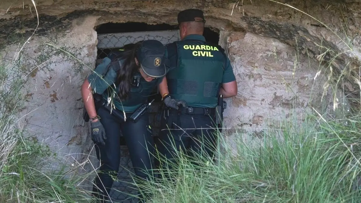 Agentes de la Guardia Civil en el entorno de la cueva en la pedanía de Ruguilla donde se halló el presunto cadáver de Ramy, que habría sido asesinada a manos de su pareja - EFE/Nacho Izquierdo