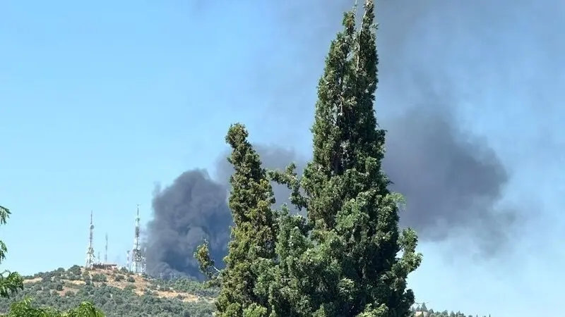 Perimetrado un incendio originado por la basura acumulada en un solar de Toledo
