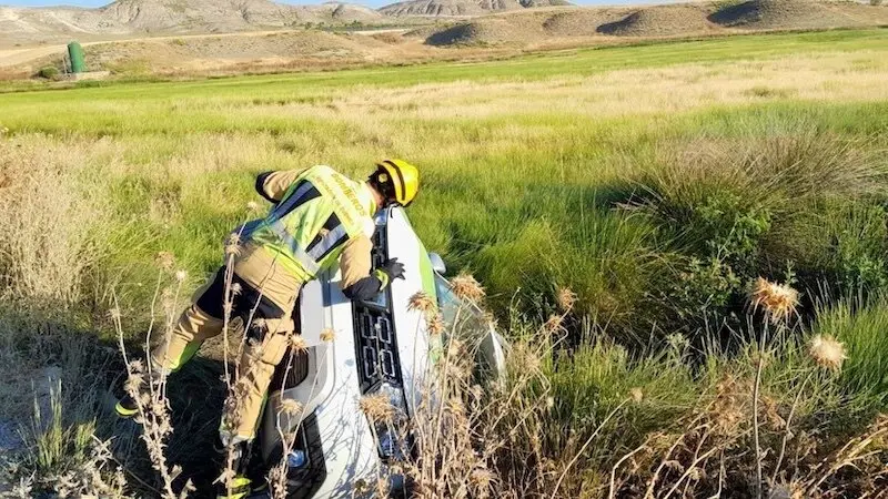 Rescatan a conductor tras volcar su coche en el cauce de un arroyo en Belinchón