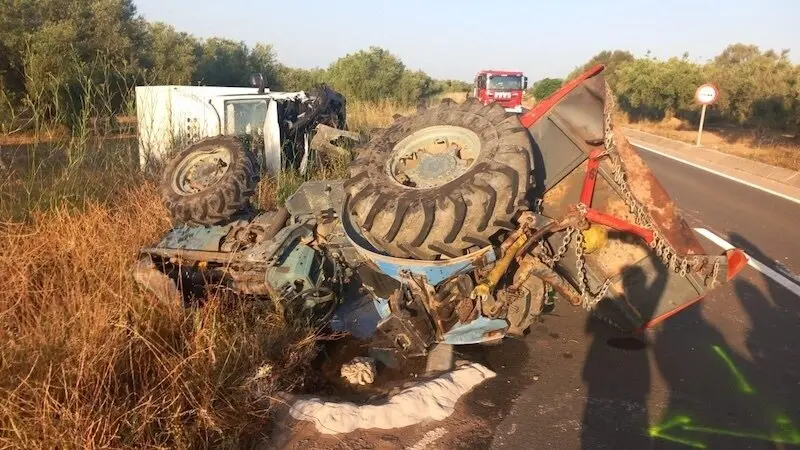 Muere el conductor de un tractor al colisionar con un camión en una carretera - Fotografía: Diari de Tarragona