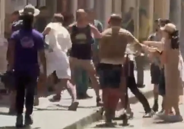 VIDEO. Violento robo a plena luz del día: los vecinos dicen basta y los intentan detener