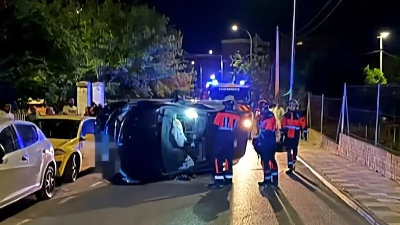 Vuelca en una calle de Cuenca un coche cuyo conductor da positivo en alcoholemia