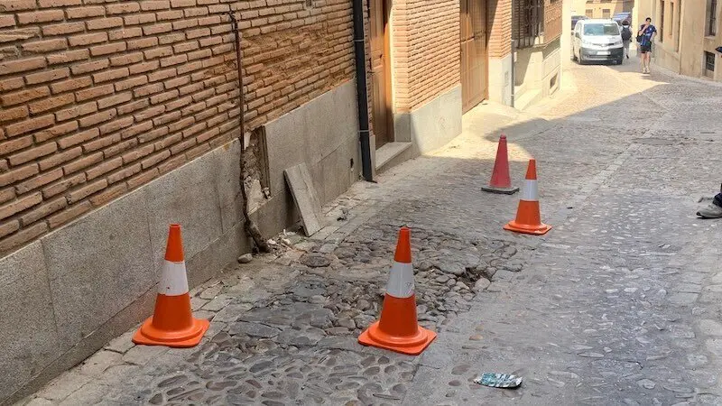 La colisión de un vehículo con una tubería produce una fuga de gas en Toledo - Fotografía: Cadena SER/Claudia Moreno