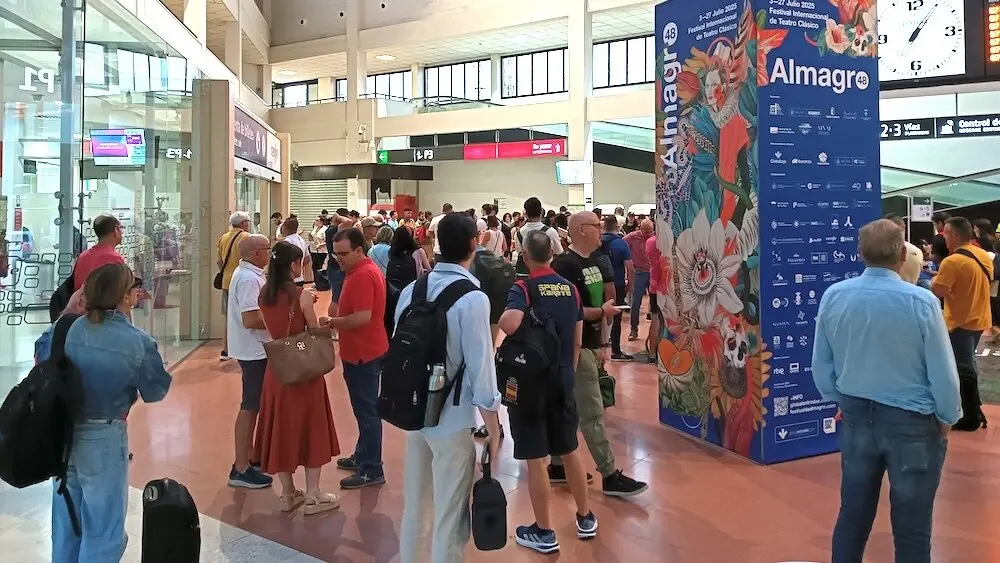 En la imagen pasajeros agolpados este martes en la estación de ferrocarril de Ciudad Real