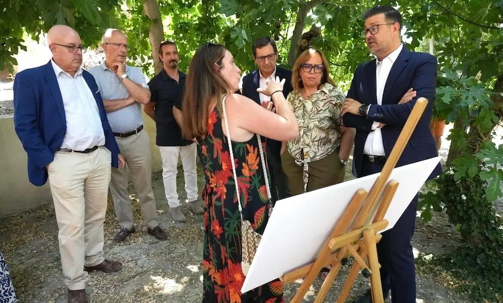 El consejero de Educación, Cultura y Deportes, Amador Pastor, durante la visita que ha realizado a la Escuela de Arte de Toledo, donde ha comprobado los trabajos realizados para la rehabilitación del antiguo muro del Convento de Santa Ana y de los accesos al área del Horno de Botella