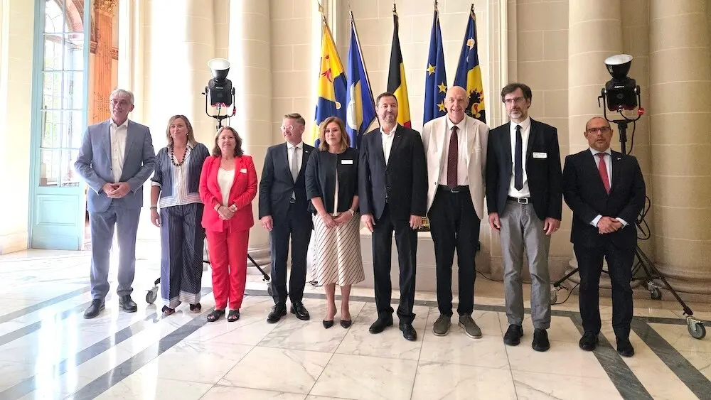 El presidente de las Cortes de Castilla-La Mancha, Pablo Bellido (d), ha participado en Bruselas en las reuniones de la Conferencia de Asambleas Legislativas de las Regiones de Europa (CALRE)