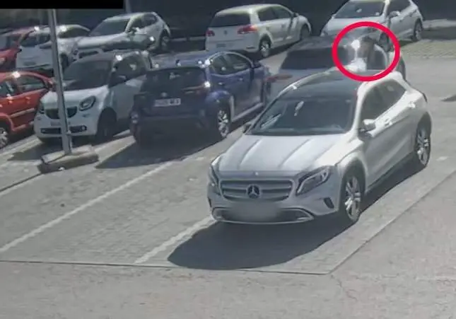 Cuidado si vas con el coche al supermercado: así te dejan sin dinero en segundos