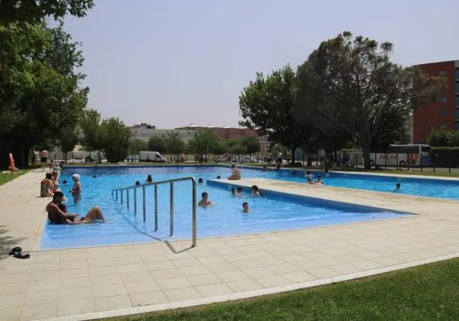 Un joven agrede sexualmente a una chica en una piscina y se enfrenta con policías