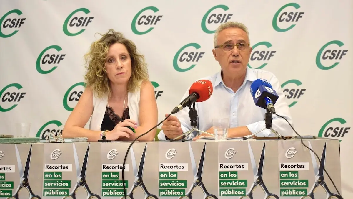 Los dirigentes del sindicato CSIF en Castilla-La Mancha, Marisa García y Lorenzo Domínguez, durante la rueda de prensa que han ofrecido