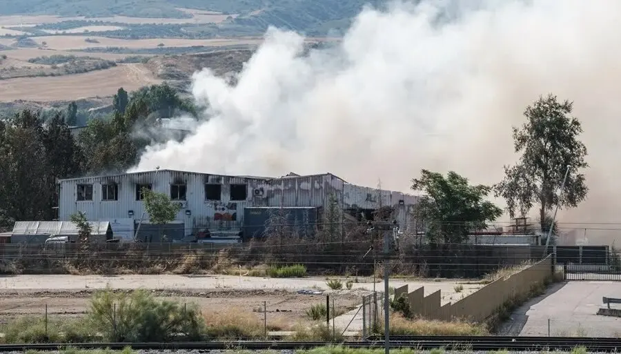 Vista del incendio de una planta de reciclaje de baterías de litio de Azuqueca de Henares (Guadalajara) - EFE/Nacho Izquierdo