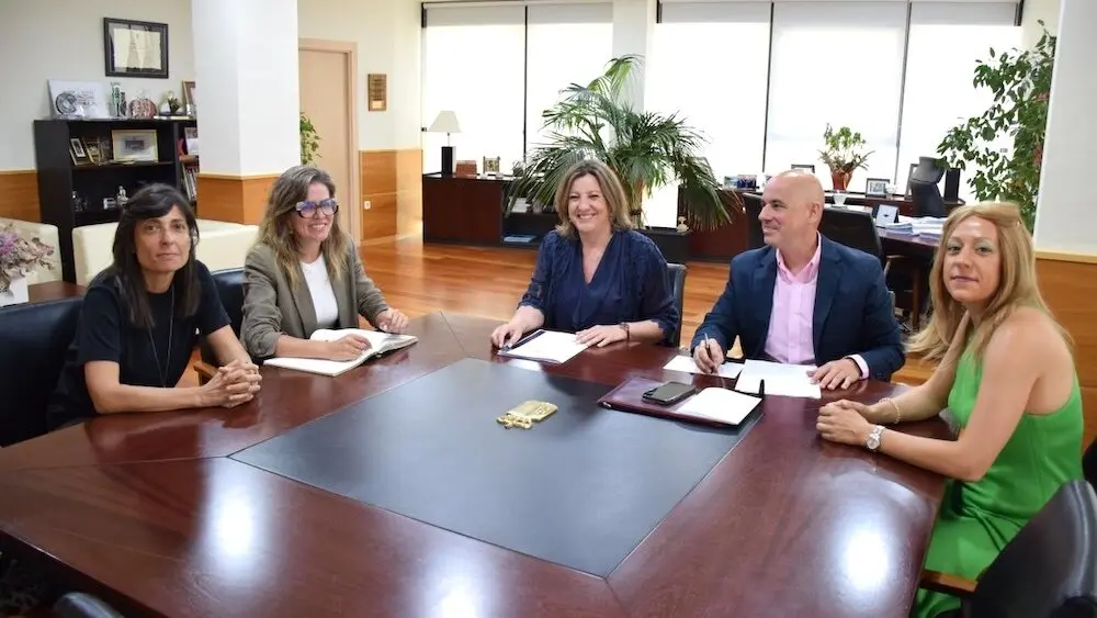 La consejera de Economía, Empresas y Empleo, Patricia Franco, durante la reunión con los representantes de la asociación sin fines de lucro Elyseum