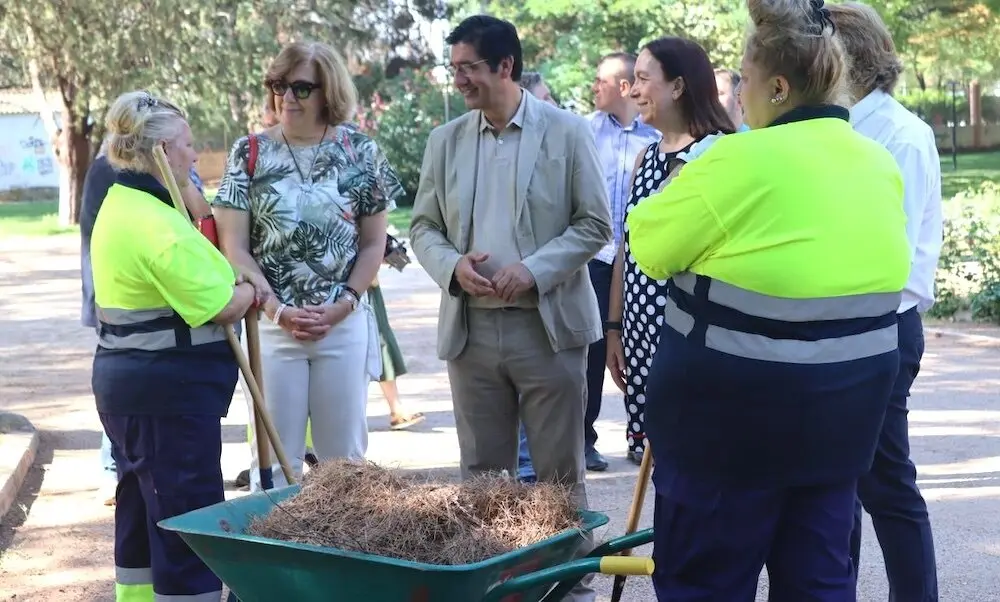 El vicepresidente segundo del Gobierno de Castilla-La Mancha, José Manuel Caballero, ha visitado el trabajo desarrollado dentro del programa de Apoyo Activo al Empleo en Alcázar de San Juan (Ciudad Real)