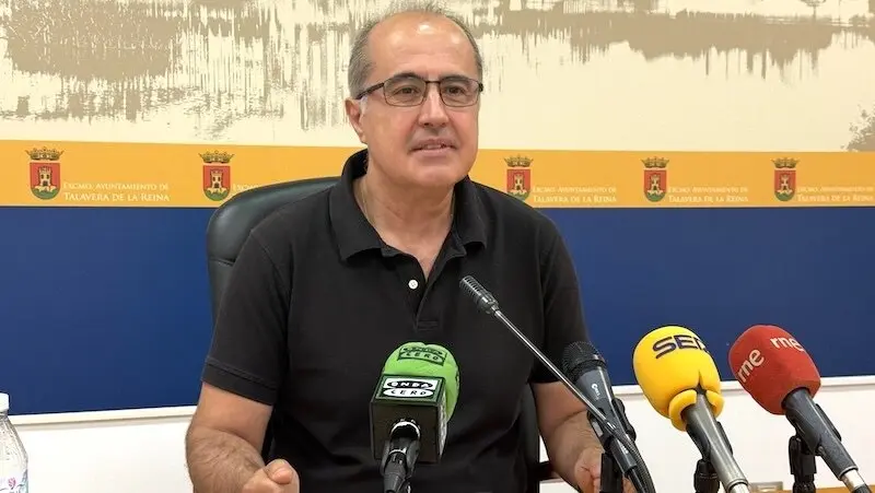 El portavoz del equipo de gobierno del Ayuntamiento de Talavera de la Reina (Toledo), Jesús García-Barroso, en rueda de prensa