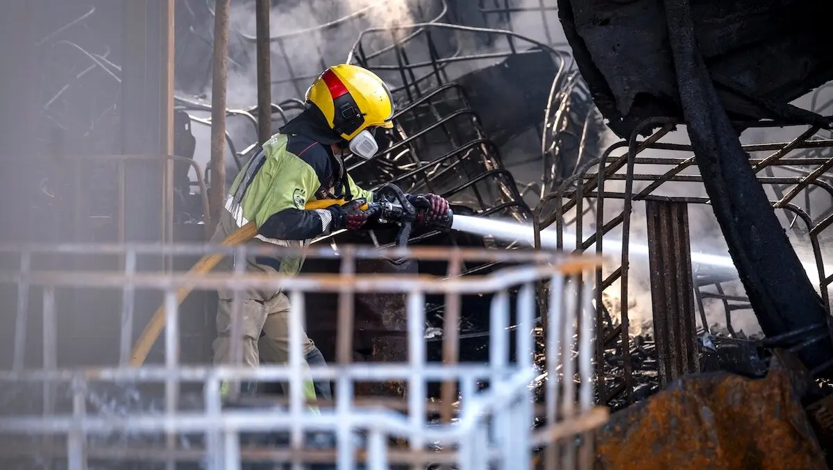 El incendio de la fábrica de baterías de Azuqueca de Henares (Guadalajara) evoluciona de forma favorable