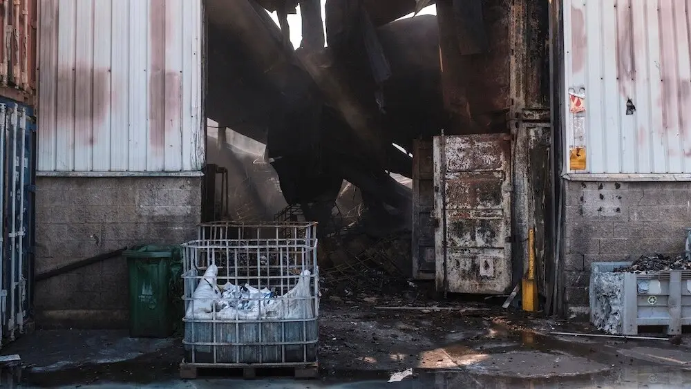 Comienza la limpieza en la planta de baterías de litio de Azuqueca de Henares (Guadalajara) tras una semana de incendio
