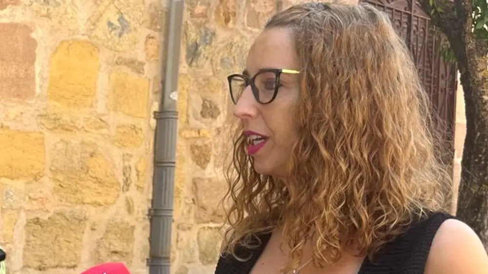 La secretaria de Política Municipal del PSOE de Castilla-La Mancha, Sara Simón, atendiendo a los medios de comunicación este sábado en Guadalajara