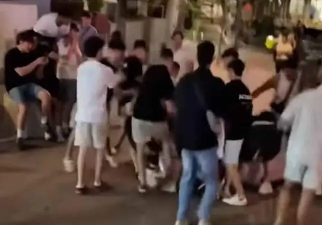 Imagen de archivo de una pelea multitudinaria en la vía pública