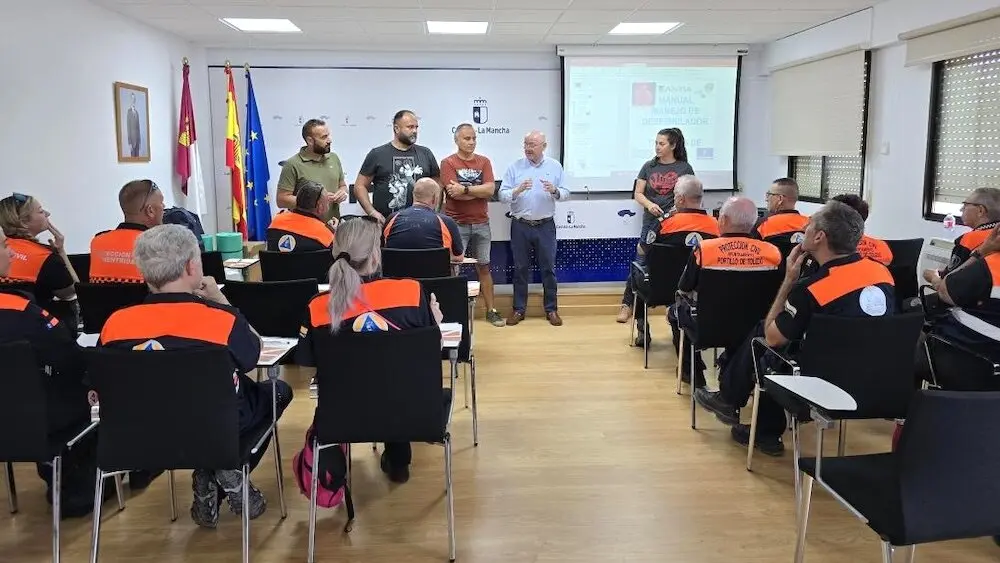 Personal de emergencias se forma en reanimación cardiopulmonar y uso del desfibrilador