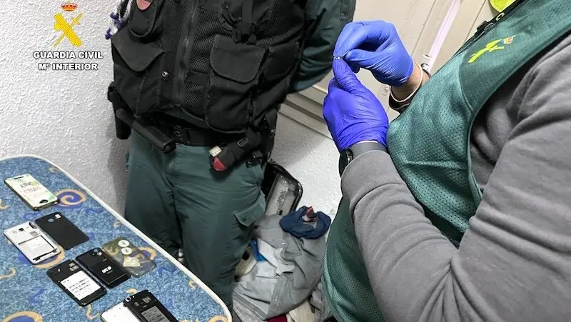 La Guardia Civil detiene a 15 personas por estafar casi 1.6 millones en internet