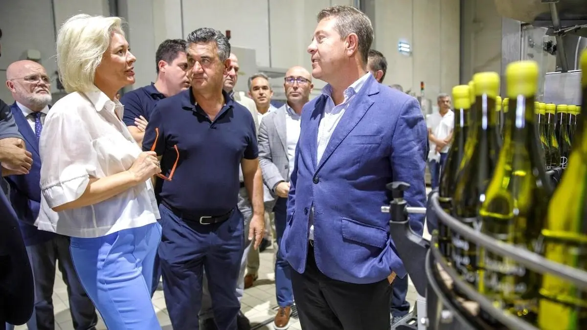 El presidente de Castilla-La Mancha, Emiliano García-Page, ha inaugurado en Casas Ibáñez (Albacete), las nuevas instalaciones de Bodegas Ibañesas