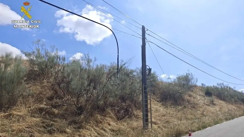 Dos detenidos en Guadalajara sorprendidos mientras robaban cable del tendido telefónico