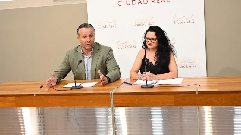 El vicepresidente de Organización interna, Adrián Fernández, y la portavoz del Gobierno de la institución provincial, Rocío Zarco, en rueda de prensa