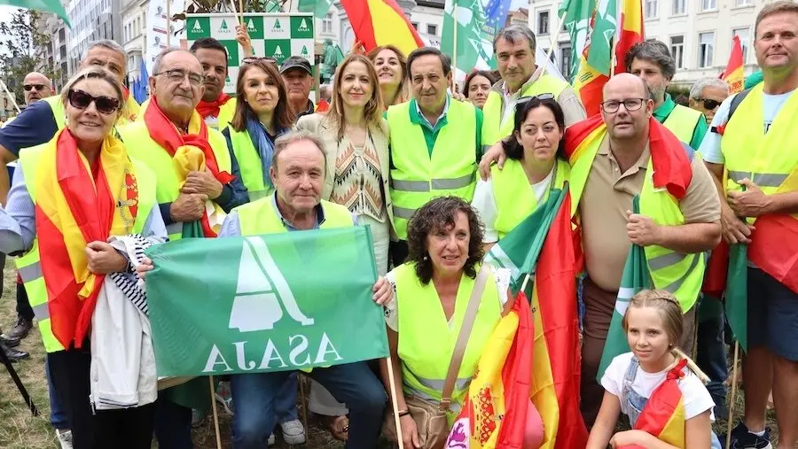 La eurodiputada socialista Cristina Maestre, junto al presidente nacional de Asaja, Pedro Barato, y castellano-manchegos que han participado este miércoles en Bruselas en la protesta por el recorte de la PAC
