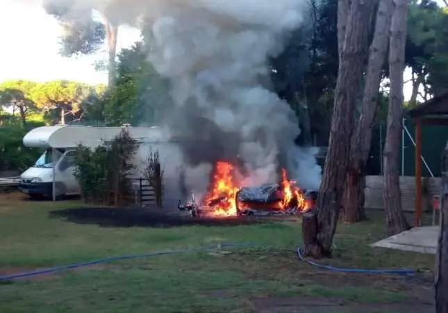 Se incendia y explota una caravana en el jardín de una casa: la dueña al hospital