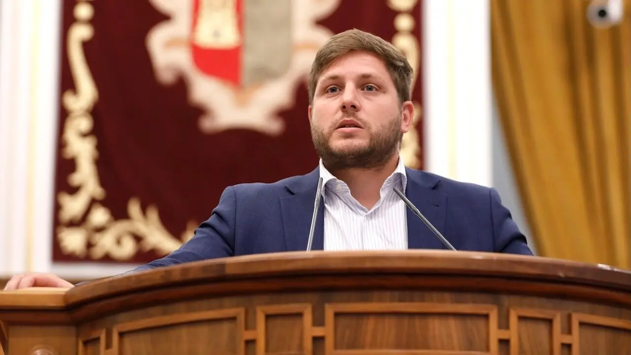 El consejero de Fomento de Castilla-La Mancha, Nacho Hernando, durante su intervención en el Pleno de las Cortes regionales