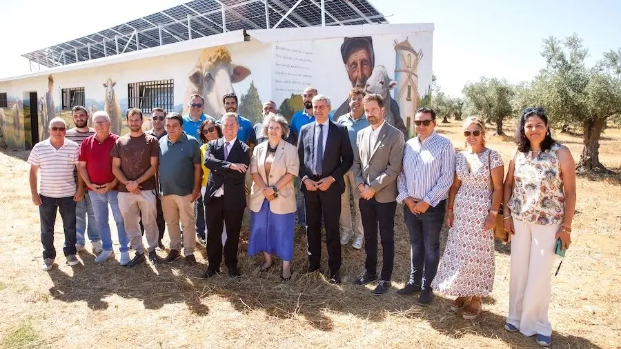 El presidente de Castilla-La Mancha, Emiliano García-Page, ha visitado el ayuntamiento de San Bartolomé de las Abiertas (Toledo) y la estación de filtrado de la localidad