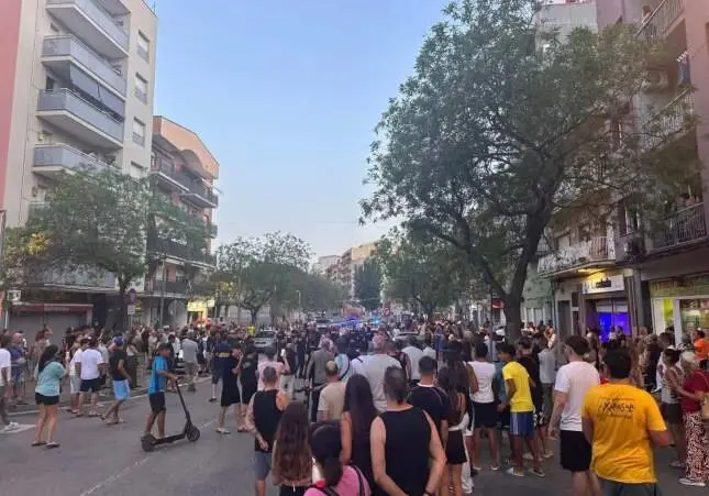 VIDEO. Vecinos a la caza del autor de un apuñalamiento con un herido muy grave