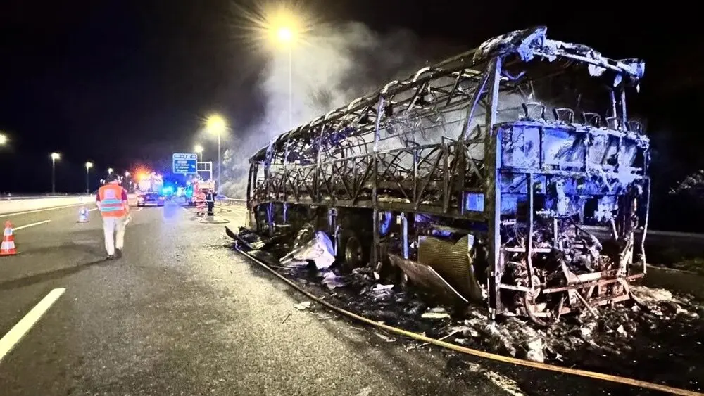 Imagen de archivo de un autobús incendio tras un accidente de tráfico