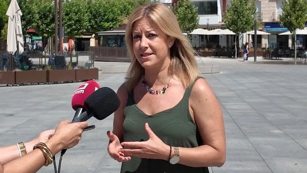La portavoz del PSOE en las Cortes de Castilla-La Mancha, Ana Isabel Abengózar, atendiendo a los medios de comunicación en Alcázar de San Juan (Ciudad Real)