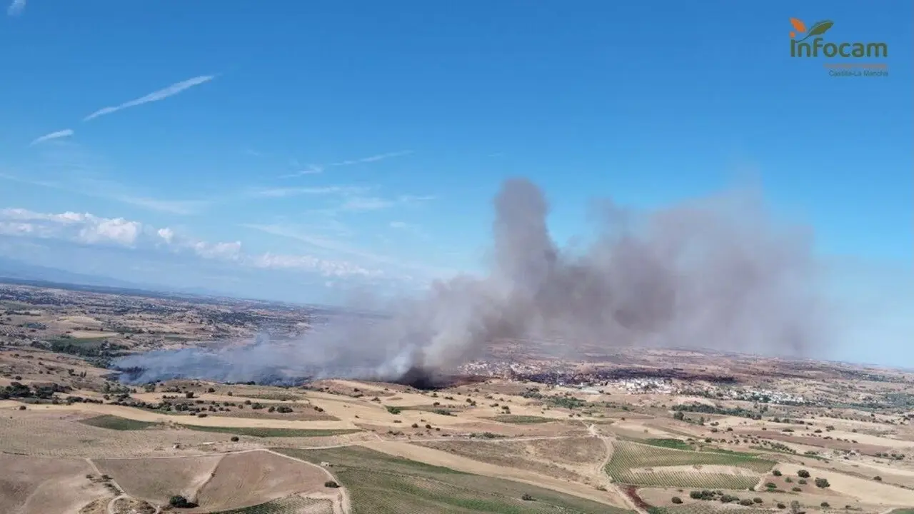 Decretan el confinamiento de La Torre de Esteban Hambrán (Toledo) por un incendio forestal