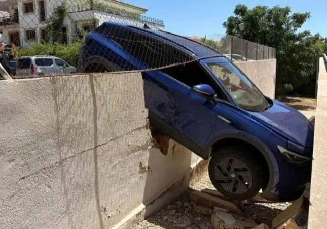 Un niño sube al coche de sus padres, acelera y acaba empotrado contra un muro