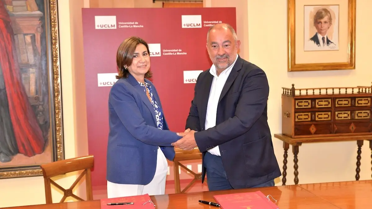 El rector de la Universidad de Castilla-La Mancha, Julián Garde; y la directora general de Personas y Organización de Repsol, Carmen Muñoz