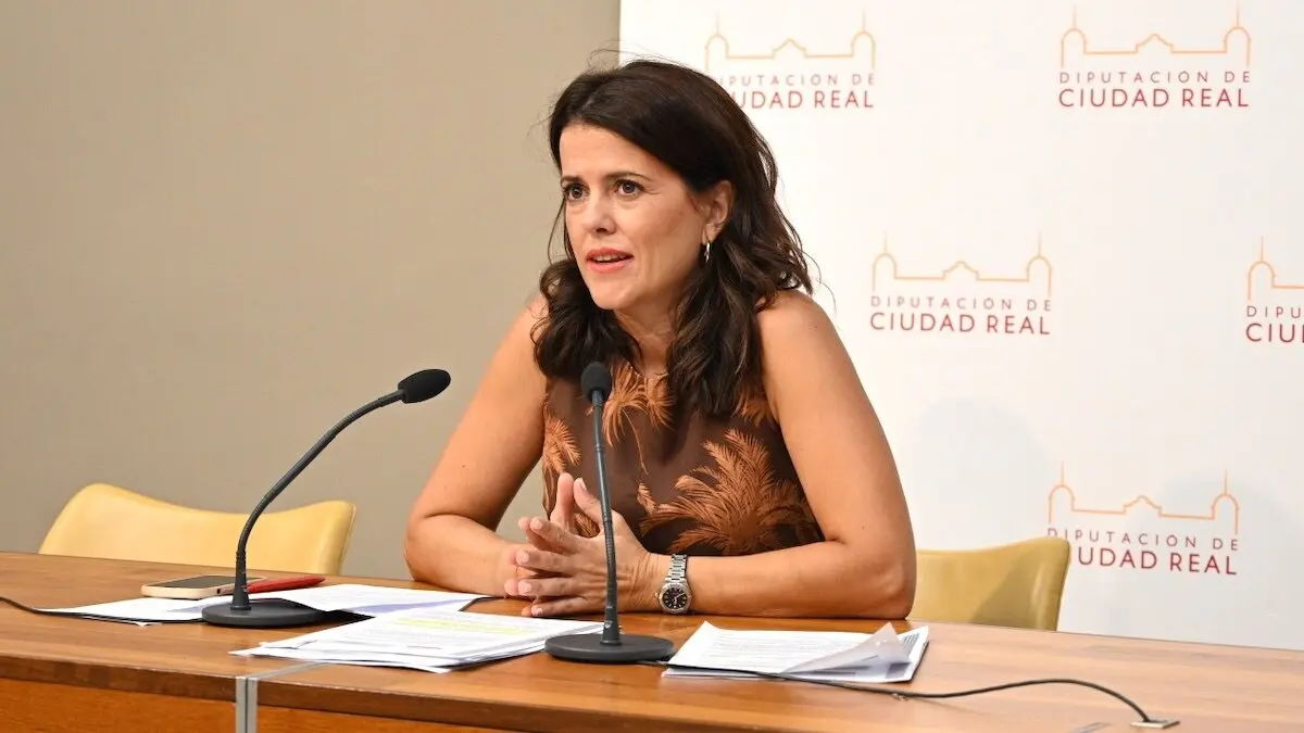 La vicepresidenta primera de la Diputación de Ciudad Real y representante de Vox, María Jesús Pelayo, durante la rueda de prensa que ha ofrecido este martes