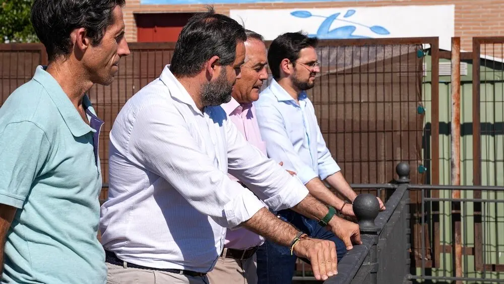 El presidente del PP de Castilla-La Mancha, Paco Núñez, en su visita a Talavera de la Reina (Toledo) junto al alcalde, José Julián Gregorio