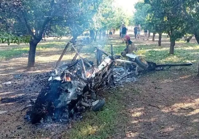 Se estrellan con una avioneta y se salvan por segundos al salir antes de incendiarse