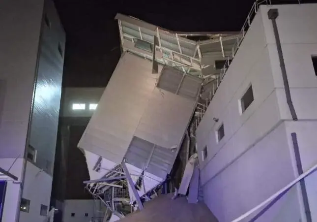 Se desploma un silo de un almacén de cereales: graves daños y posibles víctimas