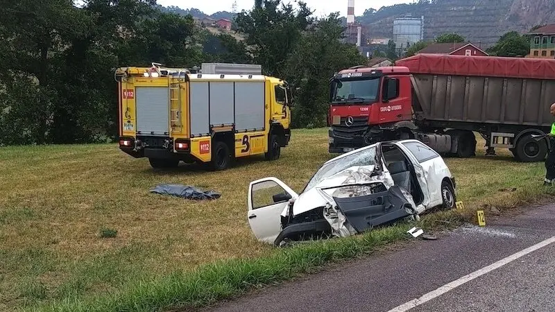 Muere el conductor de un turismo en una colisión frontal con un camión