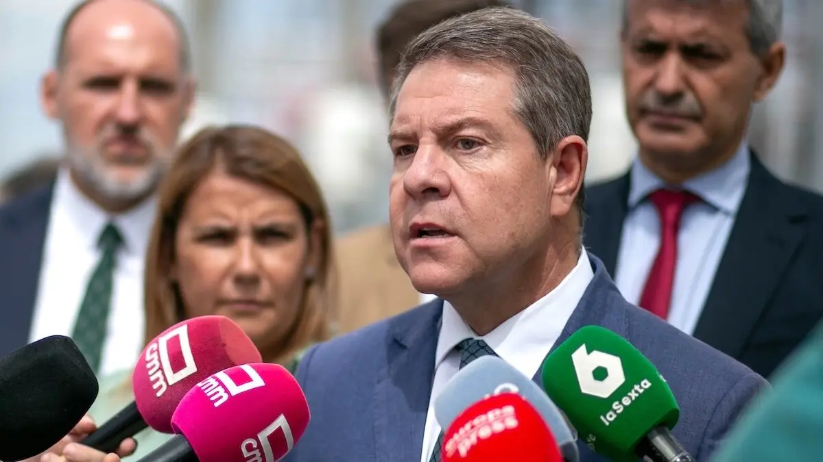 El presidente de Castilla-La Mancha, Emiliano García-Page, atendiendo a los medios de comunicación este miércoles en Calera y Chozas (Toledo)