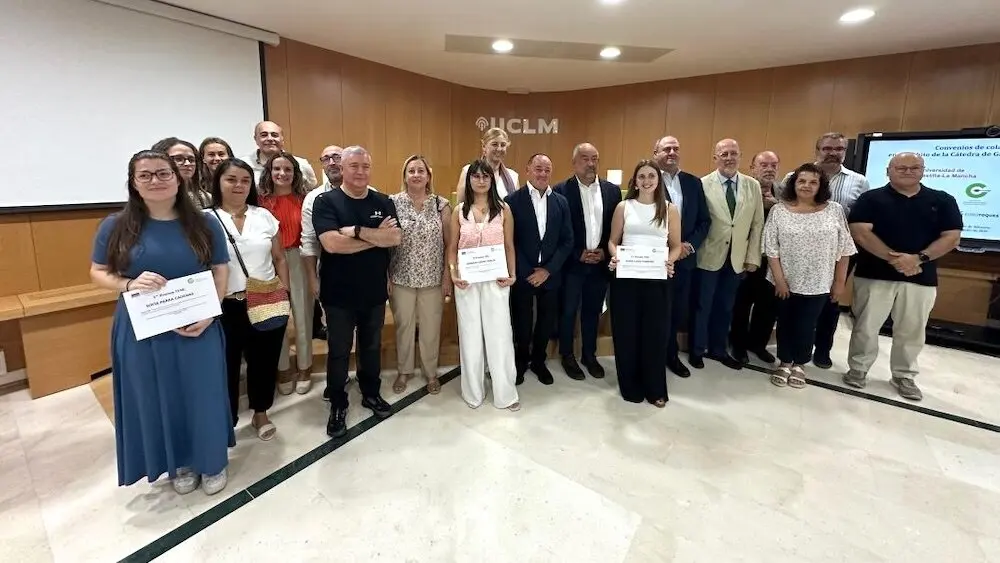 El consejero de Agricultura, Ganadería y Desarrollo Rural, Julián Garde, ha asistido a la firma de convenios de colaboración entre la UCLM y varias entidades, en el marco de la Cátedra de Gastronomía que impulsan la universidad y la consejería