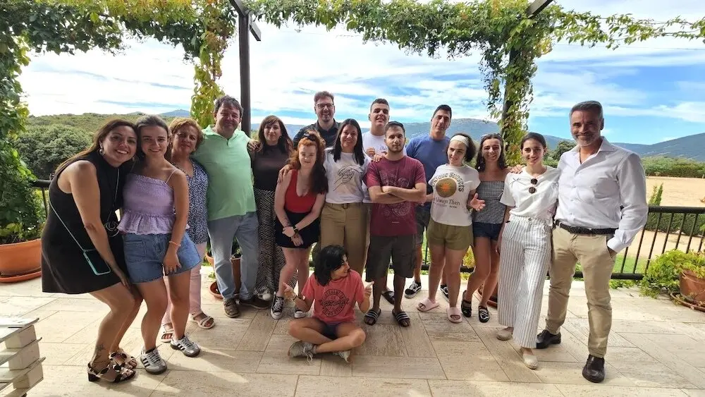 La consejera de Bienestar Social, Bárbara García Torijano, ha visitado el campamento de verano organizado por CECAP JOVEN en la ‘Finca Los Pájaros’ de Navahermosa (Toledo)
