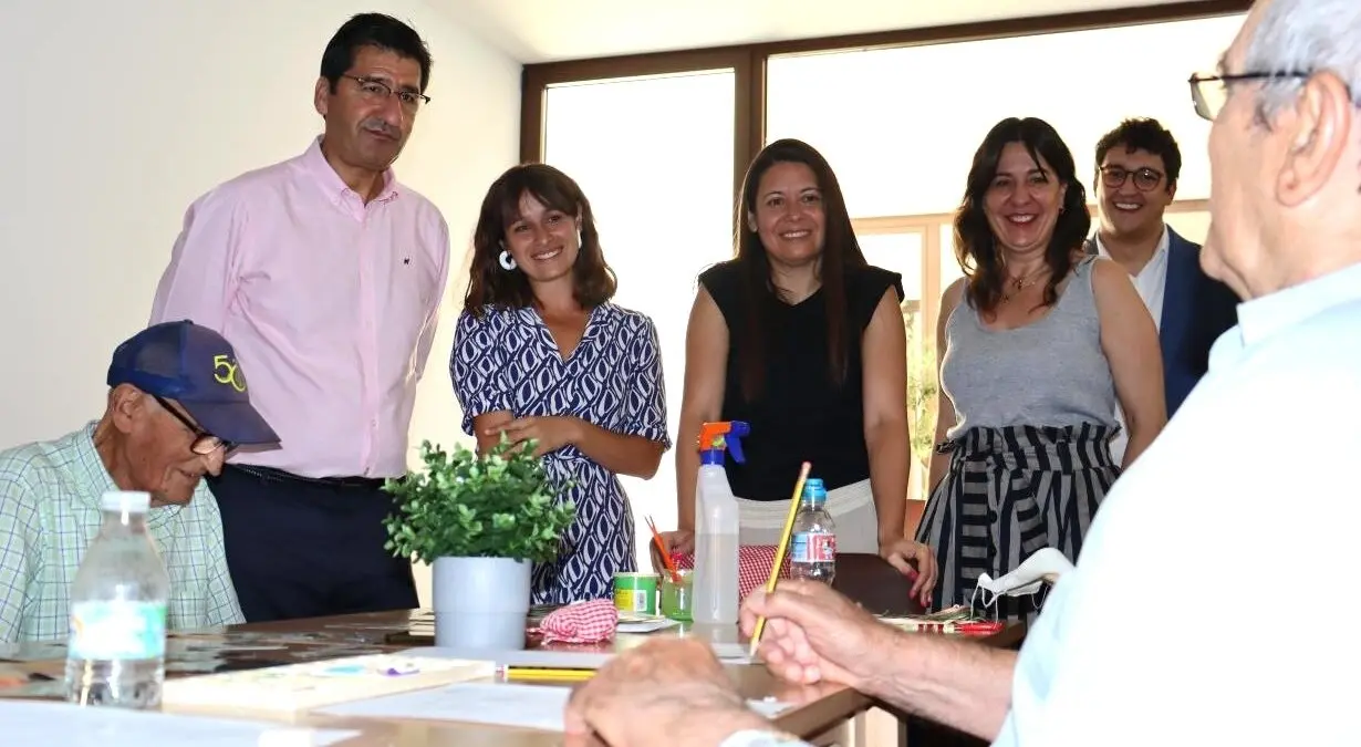 El vicepresidente segundo, José Manuel Caballero, y la consejera de Bienestar Social, Bárbara García Torijano, han mantenido un encuentro con los usuarios del nuevo centro de día de Corral de Calatrava (Ciudad Real)