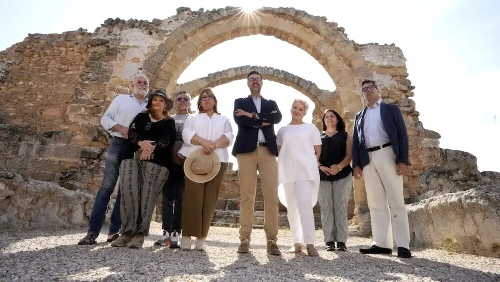 El consejero de Educación, Cultura y Deportes, Amador Pastor, durante la visita que ha realizado al parque arqueológico de Recópolis