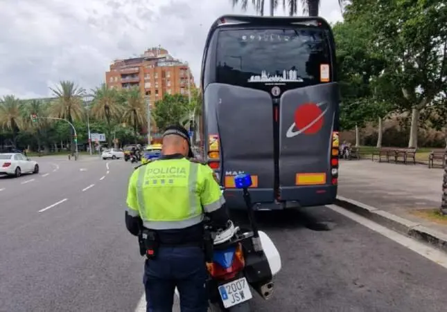 Paran un autobús con niños de entre 4 y 12 años porque el conductor iba drogado