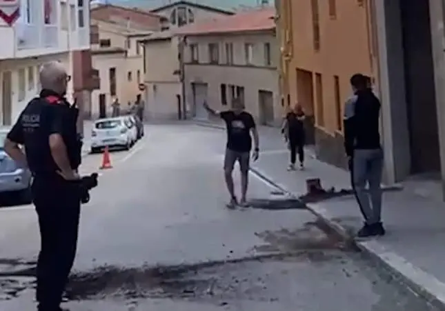 VIDEO. Se enfrenta a un vecino con un cuchillo en la calle y le llueven macetas